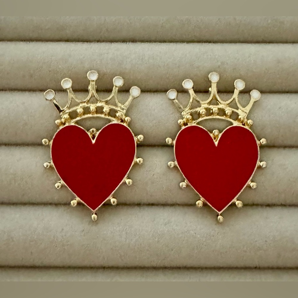 ❤️👑 Red and Gold Queen of Hearts Stud Earrings - Picture 5 of 7